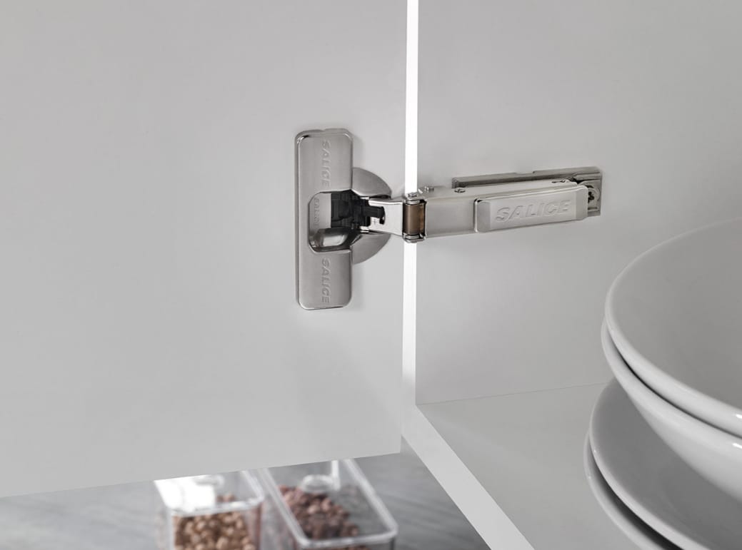 C7R6GE9 - Hinge - 110 Degree - Half Overlay - Soft Close - Dowels - Nickel Finish - Salice
